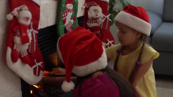 Noel Arifesinde Sıcak Bir Oturma Odasında Şöminenin Yanında Mutlu Küçük — Stok video