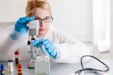 Genç Kadın Bilim Adamı Laboratuvarda Örnek Analiz Ediyor