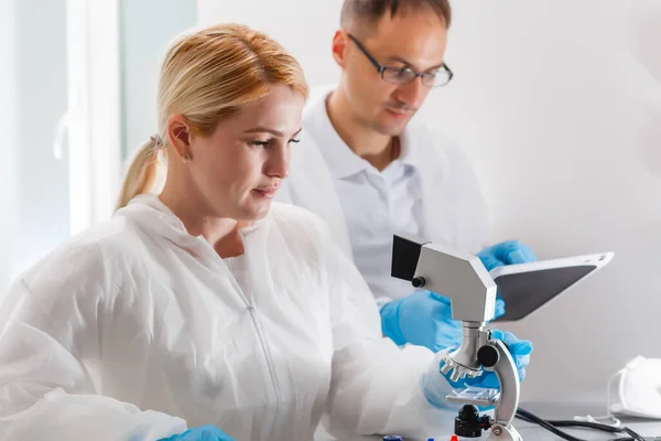 Twee Wetenschappers Observeren Iets Met Een Microscoop Hun Laboratorium — Stockfoto