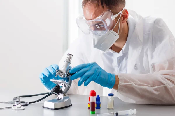 实验室用化学管和玻璃器皿放在桌上的显微镜 科学研究技术 — 图库照片