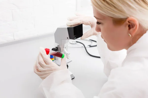 女科学家在实验室用显微镜观察的漂亮的女医学或科学研究人员 — 图库照片