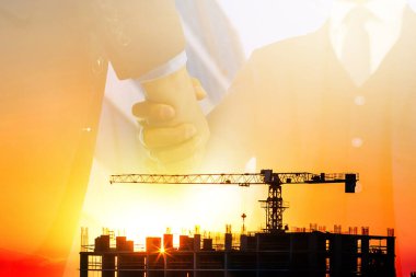 İş adamı ve mühendisin el sıkışması, başarılı iş adamlarının anlaşma ve sözleşmeyi kabul ettikten sonra el sıkışması ve mühendis ile el sıkışması.