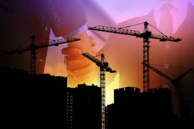 İş adamı ve mühendisin el sıkışması, başarılı iş adamlarının anlaşma ve sözleşmeyi kabul ettikten sonra el sıkışması ve mühendis ile el sıkışması.