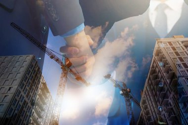 İş adamı ve mühendisin el sıkışması, başarılı iş adamlarının anlaşma ve sözleşmeyi kabul ettikten sonra el sıkışması ve mühendis ile el sıkışması.