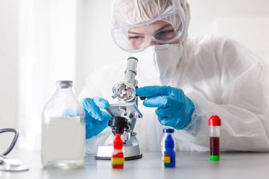 Genç Kadın Bilim Adamı Laboratuvarda Örnek Analiz Ediyor