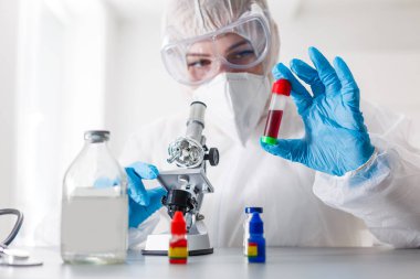 Genç Kadın Bilim Adamı Laboratuvarda Örnek Analiz Ediyor