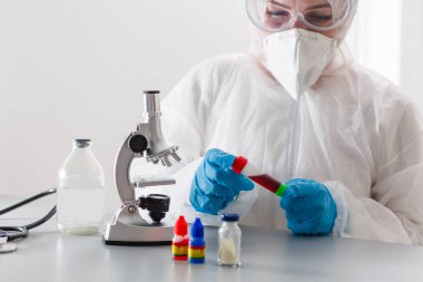 Genç Kadın Bilim Adamı Laboratuvarda Örnek Analiz Ediyor