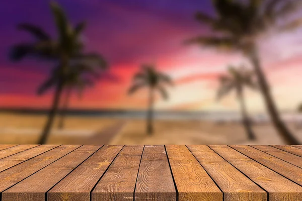 Dřevěný Stůl Rozmazaným Kokosovým Stromem Visícím Nad Tropickou Pláží Při — Stock fotografie