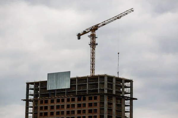 Bouwplaats Met Betonnen Stalen Kraan Hijsinstallatie — Stockfoto