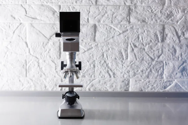 Microscope Стоит Столе Белом Фоне — стоковое фото