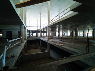 Beton çerçeve, tuğla ev, beton döşeme, inşaat alanı, çalışma vinci, ev inşaatı için takviye kafesi tasarımı