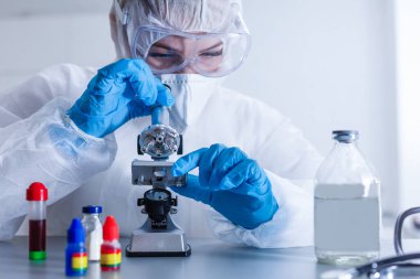 Genç Kadın Bilim Adamı Laboratuvarda Örnek Analiz Ediyor