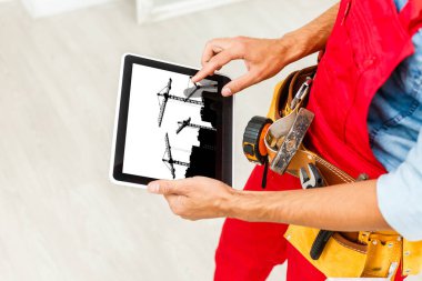 İş kadını inşaat projesini sunar