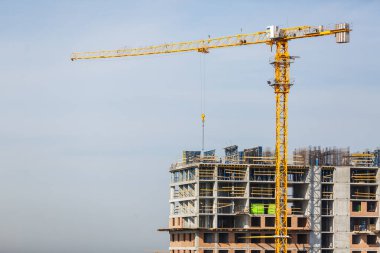 Beton, çelik ve vinç kaldırma ekipmanlı inşaat alanı