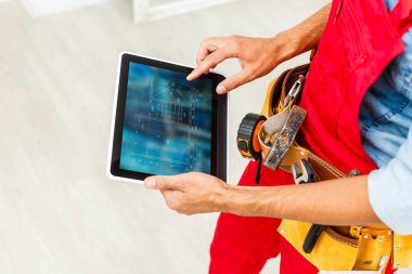 İş kadını inşaat projesini sunar