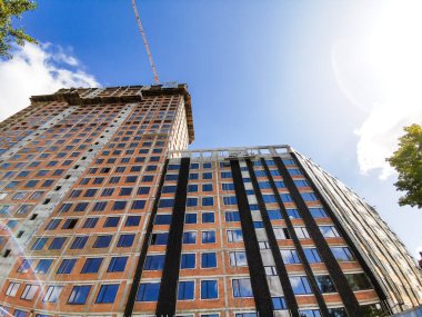 Yeni bir binanın arka planına cam ön panel döşeme ve kurulumu.