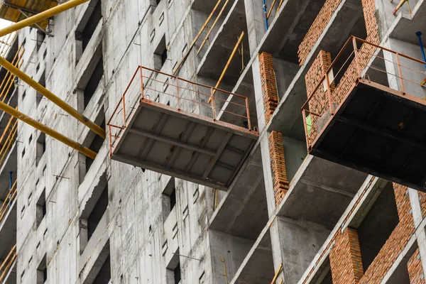 Hangbruggen Wiegen Voor Bouw Installatie Reparatie Van Gevels Van Wolkenkrabbers — Stockfoto