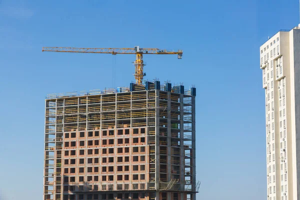 Kran Und Gebäude Bau Vor Blauem Himmel — Stockfoto