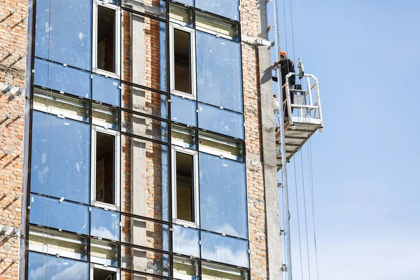 Gökdelenlerin cephelerinin inşası, montajı ve onarımı için askıya alınmış platform veya beşik.