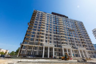 Bina duvarındaki iskele. Bina yeni boya alıyor..