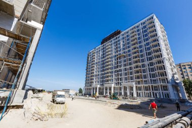 Bina duvarındaki iskele. Bina yeni boya alıyor..