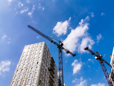 Beton, çelik ve vinç kaldırma ekipmanlı inşaat alanı