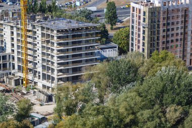 Beton, çelik ve vinç kaldırma ekipmanlı inşaat alanı