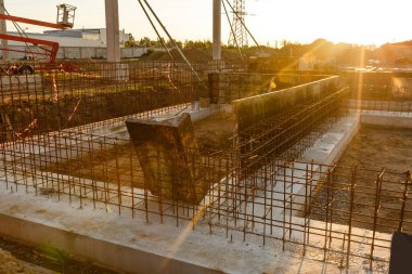 Beton, çelik ve vinç kaldırma ekipmanlı inşaat alanı