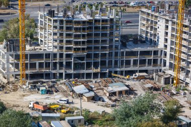 Büyük bir şantiye Vinçleri olan büyük bir şantiye