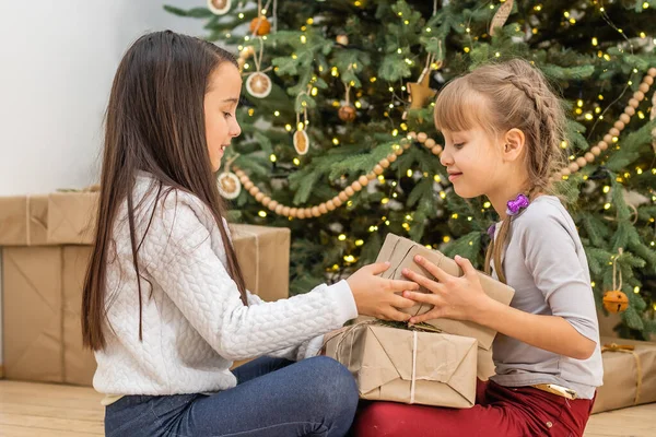 Twee Kleine Meisjes Met Een Kerstcadeau — Stockfoto