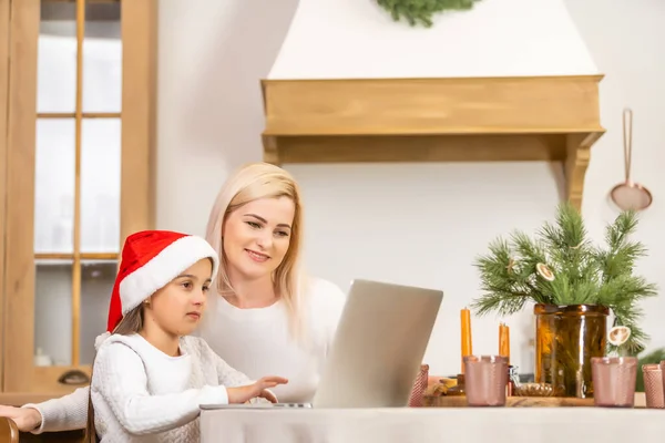 아동기 공휴일 기술과 사람들 엄마와 소녀들이 크리스마스 조명등 컴퓨터를 가지고 — 스톡 사진