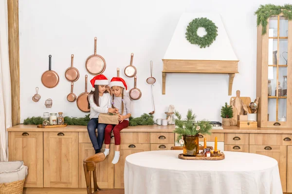 Duas Meninas Com Presente Natal — Fotografia de Stock