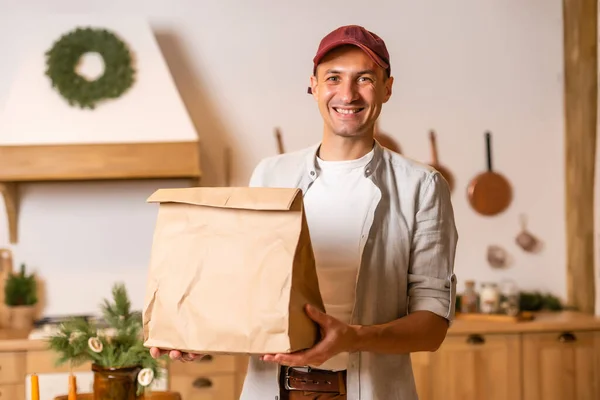 Homem Entrega Com Pacote Alimentos Fica Interior Natal — Fotografia de Stock