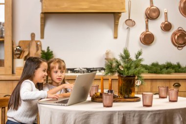 Genç bir ilkokul öğrencisi çevrimiçi eğitim sınıfını izliyor. Coronavirus veya Covid-19 tecrit eğitim kavramı.