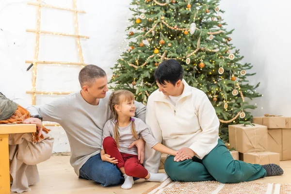 Genç mutlu aile Noel ve Noel kutlamaları için hazırlanıyor.