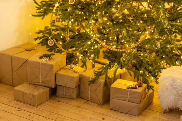 크리스마스 선물로 노란색 분홍색 소나무 화식조가 종이를 — 스톡 사진