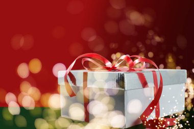 Koyu arkaplanlı hediye kutuları açık renkli bokeh