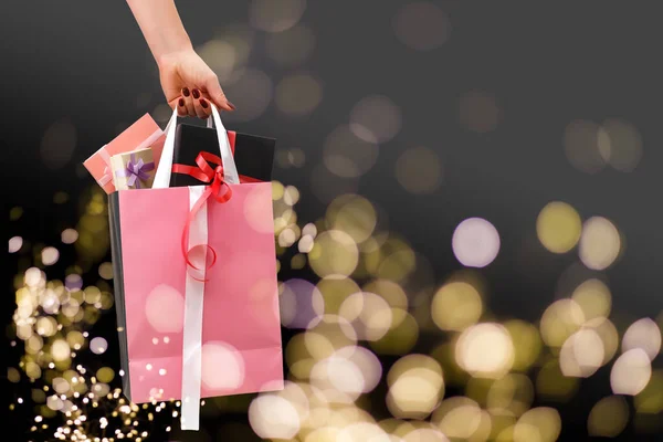 Glanzende Achtergrond Lichte Bokeh Vrouw Geeft Pakjes Met Geschenkdoos Kerstmis — Stockfoto