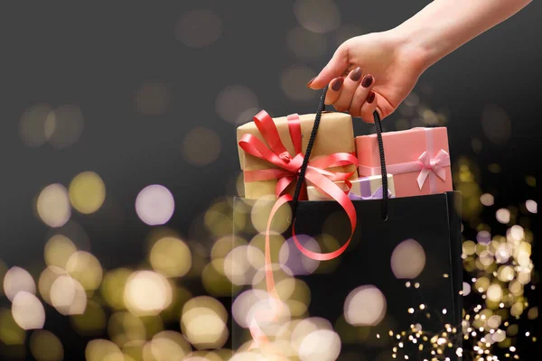 Schimmernder Hintergrund Leichtes Bokeh Frau Reicht Pakete Mit Geschenkbox Weihnachten — Stockfoto