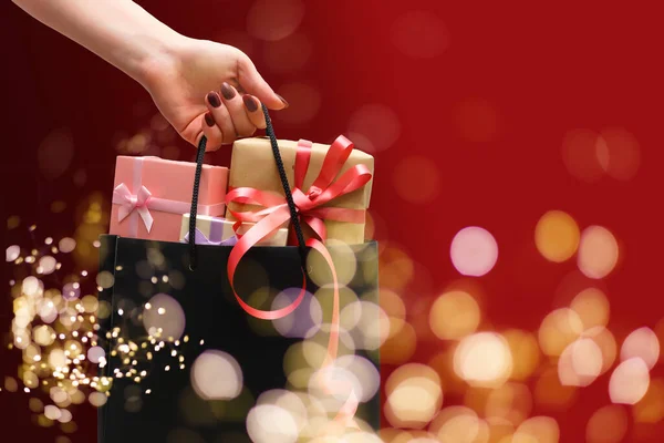 Schimmernder Hintergrund Leichtes Bokeh Frau Reicht Pakete Mit Geschenkbox Weihnachten — Stockfoto