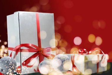 Koyu arkaplanlı hediye kutuları açık renkli bokeh