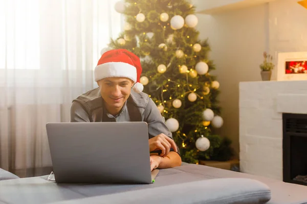 Чоловік Купує Різдвяні Подарунки Онлайн — стокове фото