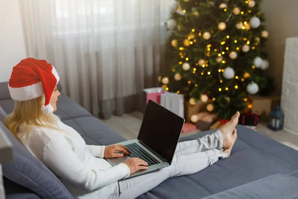Mujer Usando Laptop Cerca Del Árbol Navidad Vista Trasera — Foto de Stock