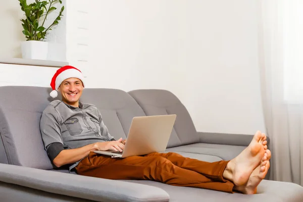 Hombre Alegre Sentado Sofá Uso Computadora Portátil Cerca Del Árbol — Foto de Stock