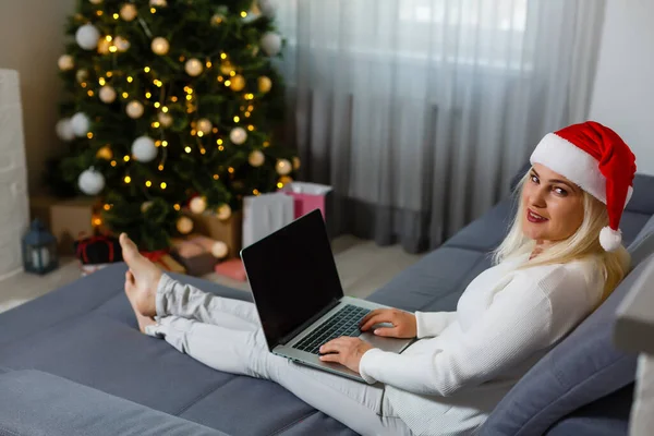 Mulher Feliz Olhando Laptop Frente Árvore Natal — Fotografia de Stock