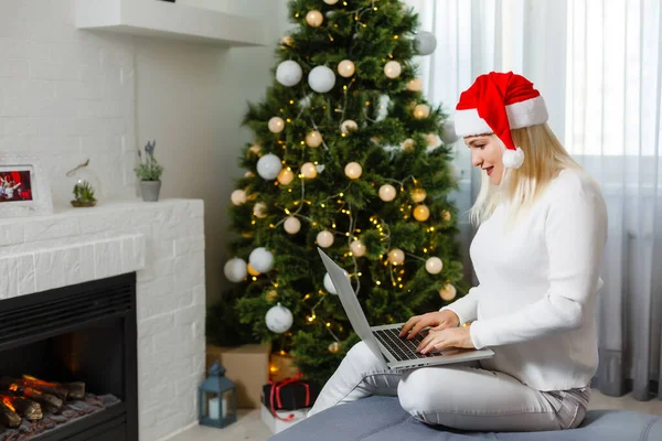 Mujer Usando Laptop Cerca Árbol Navidad — Foto de Stock