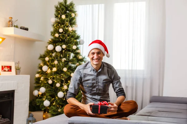 Homme Souriant Ouvrant Cadeaux Noël Maison — Photo