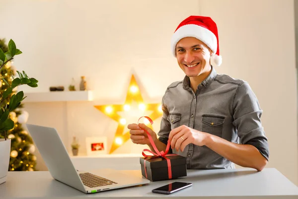 Joven Hombre Compras Línea Con Tarjeta Crédito Casa Para Navidad — Foto de Stock