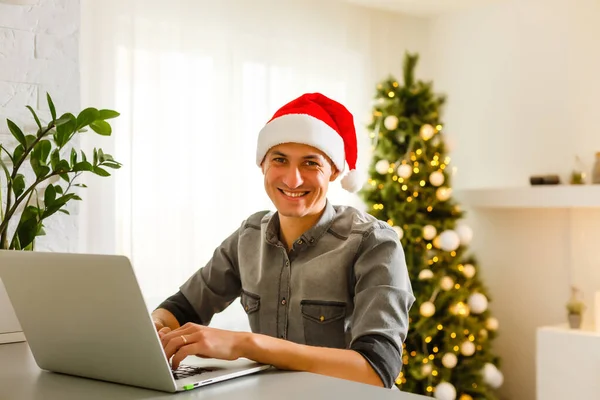 クリスマスプレゼントのための男のショッピングオンライン — ストック写真