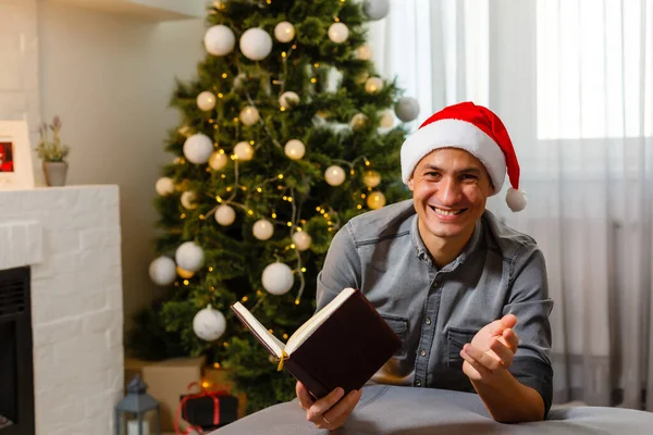 Young Man Christmas Day Holding Hands Pray Feels Confident — Stock Photo, Image